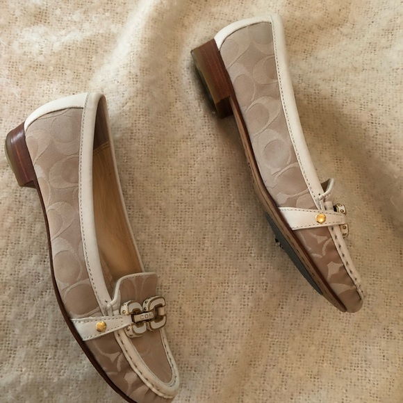 Coach size 7 Gold White Logo Ella Shoes Loafers Preppy Chain Buckle - Picture 3 of 7